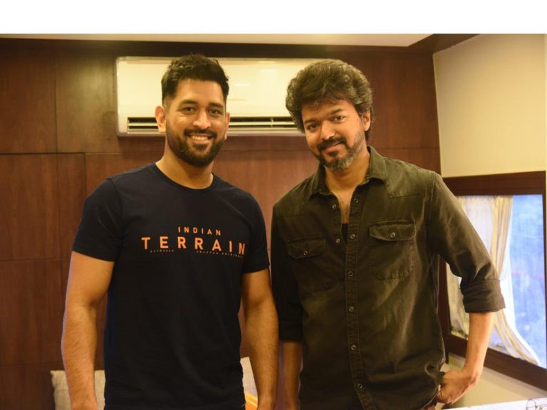 విజయ్‌ ‘బీస్ట్’ షూటింగ్‌లో ధోనీ సందడి.. పిక్స్ వైరల్