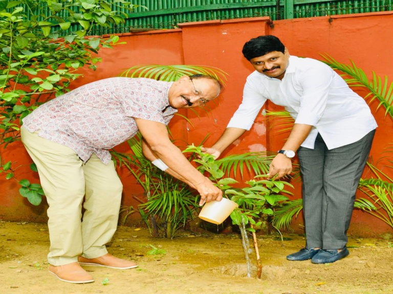 గ్రీన్ ఛాలెంజ్‌లో పాల్గొన్న జర్నలిస్ట్ రాజ్ చెంగప్ప..
