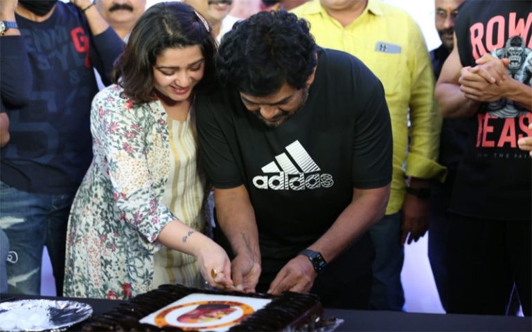 లైగ‌ర్ సెట్‌లో గ్రాండ్‌గా పూరి బ‌ర్త్‌డే సెల‌బ్రేష‌న్స్..
