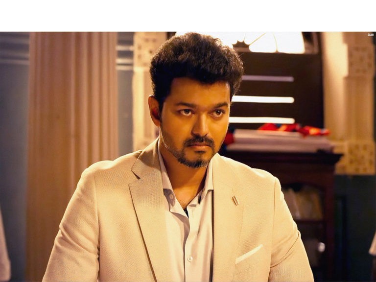 తల్లిదండ్రులపై కేసు వేసిన హీరో విజయ్‌..