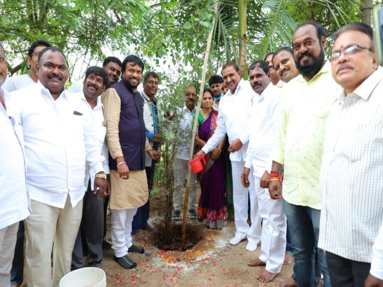 జమ్మి మొక్కలు నాటిన ఉప్పల శ్రీనివాస్ గుప్త..