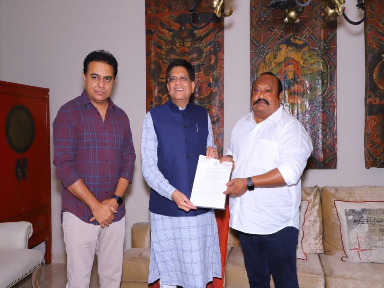 కేంద్ర మంత్రిని కలిసిన మంత్రులు కేటీఆర్, గంగుల