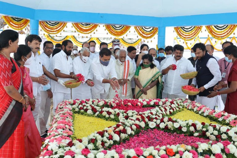 బాపూ ఘాట్‌లో మహాత్మా గాంధీకి ఘన నివాళి..