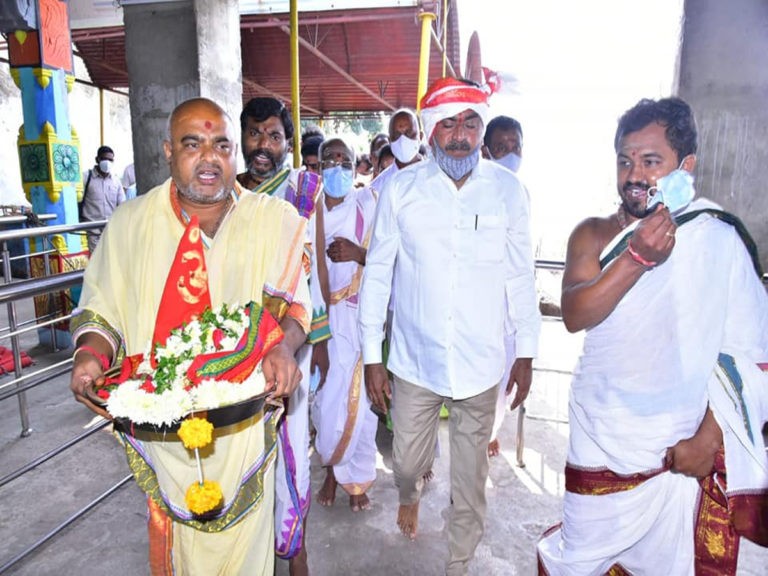 సీఎం కేసీఆర్ కృషితో దేవాలయాలకు పూర్వవైభవం: మంత్రి ఎర్రబెల్లి