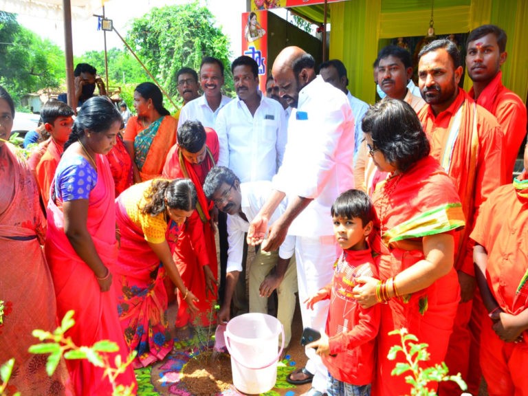 జమ్మి చెట్టు నాటిన ఎమ్మెల్యే రసమయి..