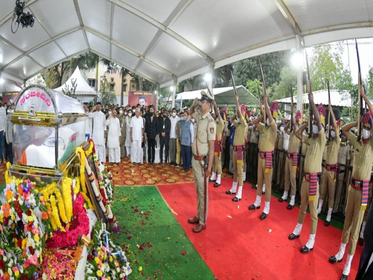 కడసారి వీడ్కోలు.. పునీత్‌ అంత్యక్రియలు పూర్తి..