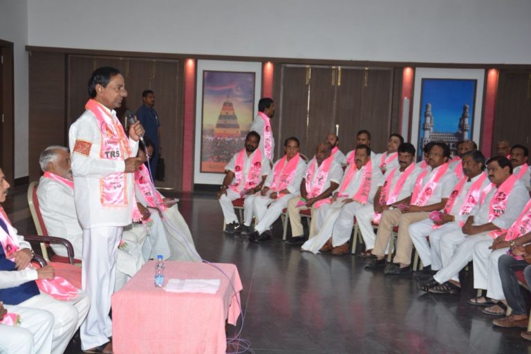 మనపై మొరిగే కుక్కలు నక్కల నోర్లు మూయించాలి: సీఎం కేసీఆర్‌