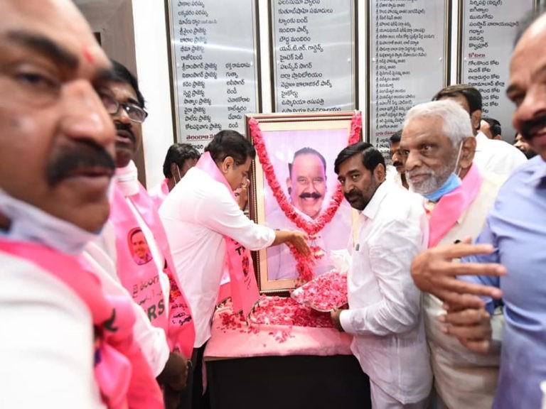 నాయిని నర్సింహారెడ్డి వర్ధంతి.. కేటీఆర్‌ ఘన నివాళి..