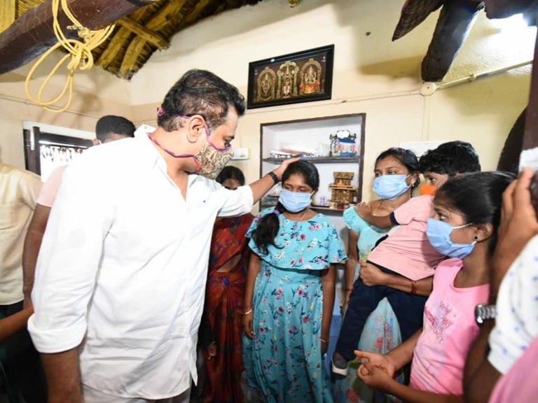 పీఏ కుటుంబానికి అండగా మంత్రి కేటీఆర్..