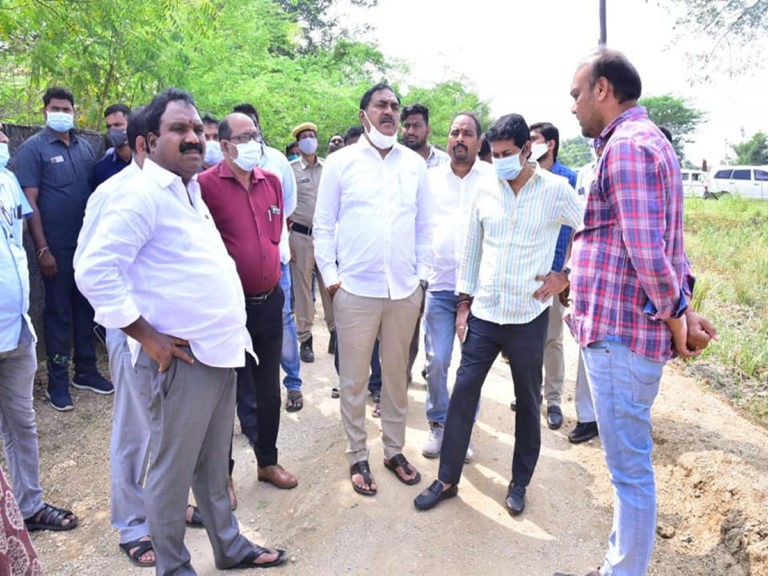 TRS విజయగర్జన స‌భ స్థ‌లాన్ని ప‌రిశీలించిన మంత్రి ఎర్రబెల్లి..