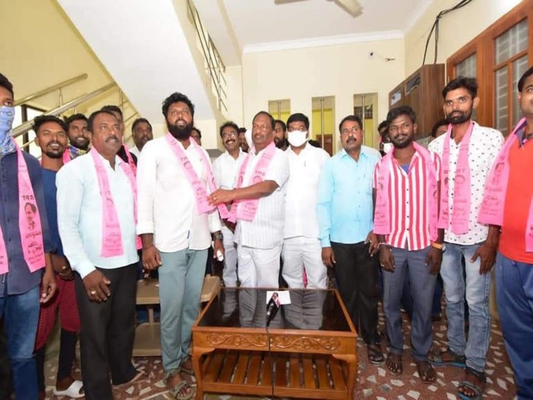 గులాబీ గూటికి చేరుతున్న హుజురాబాద్ యువత..