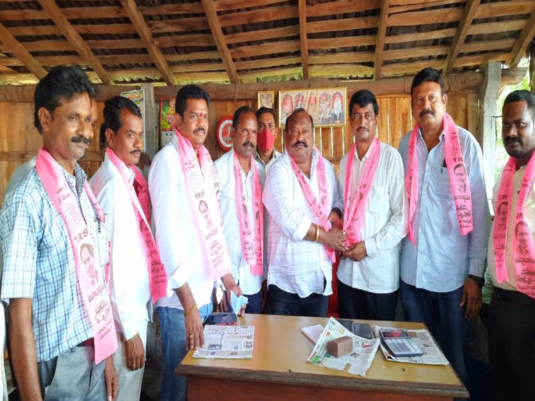 బీజేపీకి గట్టి షాక్.. గులాబీ గూటికి బీజేపీ కౌన్సిలర్..