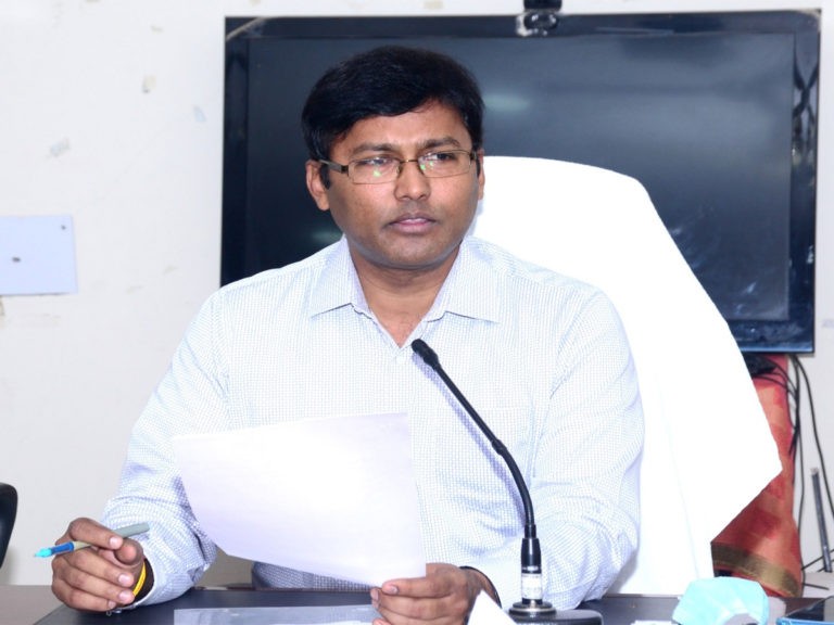 ఈటెల భూముల సర్వేను పరిశీలించిన కలెక్టర్..
