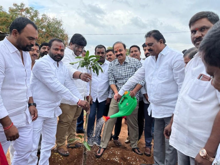 ఎమ్మెల్యే ప్రకాష్ గౌడ్‌తో కలిసి మొక్కలు నాటిన ఎంపీ రంజిత్ రెడ్డి..