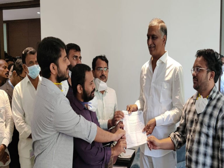 మంత్రి హరీష్ రావుతో జూడాల చర్చలు.. సమ్మె విరమణ..