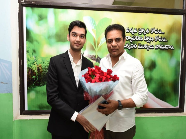 రాజా రిథ్విక్‌ను అభినందించిన మంత్రి కేటీఆర్..