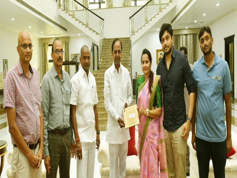 సీఎం కేసీఆర్‌ను కలిసిన టీజీఓ అధ్యక్షురాలు..