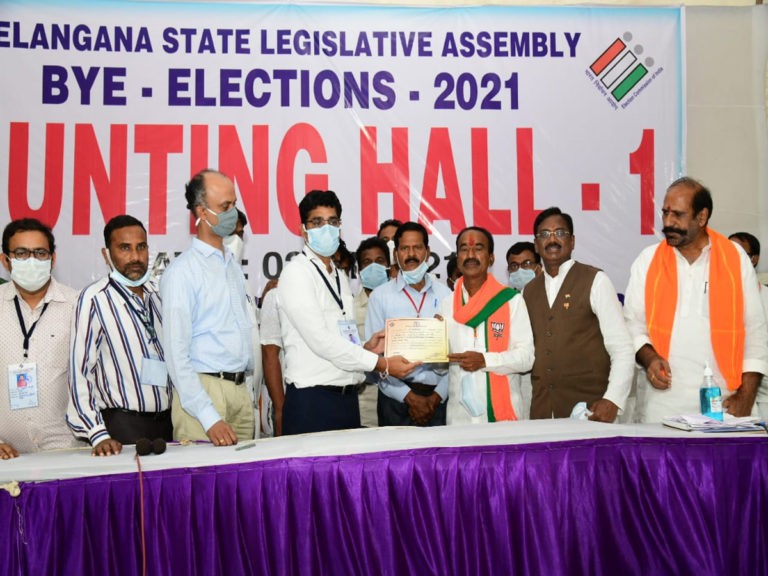 ఈటలకు ధ్రువీకరణ పత్రం అందజేసిన రిటర్నింగ్ అధికారి..