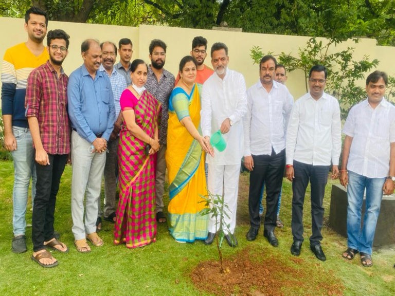 మొక్కలు నాటిన రాష్ట్ర బిసి కమిషన్ చైర్మన్..