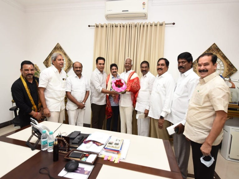 ఎమ్మెల్సీలను అభినందించిన మంత్రి కేటీఆర్‌..