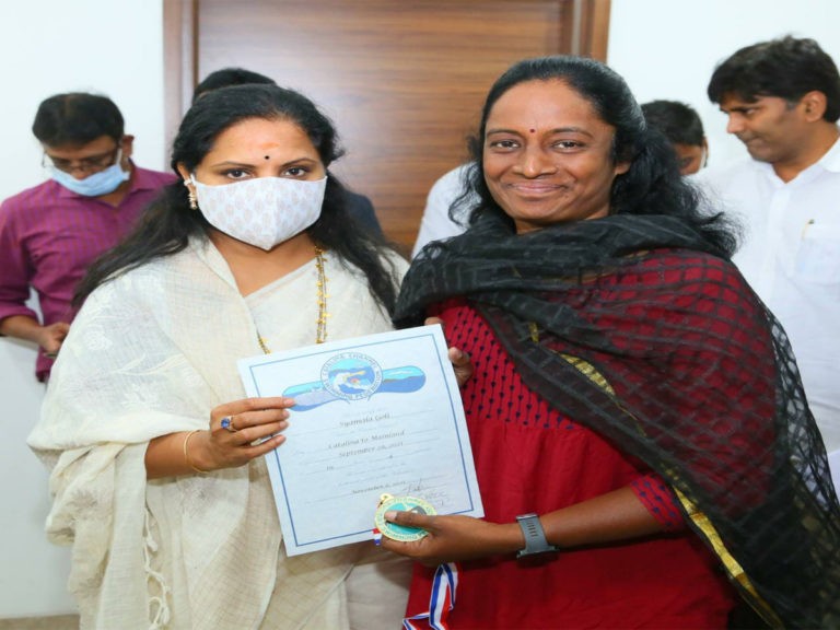 స్విమ్మర్ శ్యామలను అభినందించిన ఎమ్మెల్సీ కవిత..