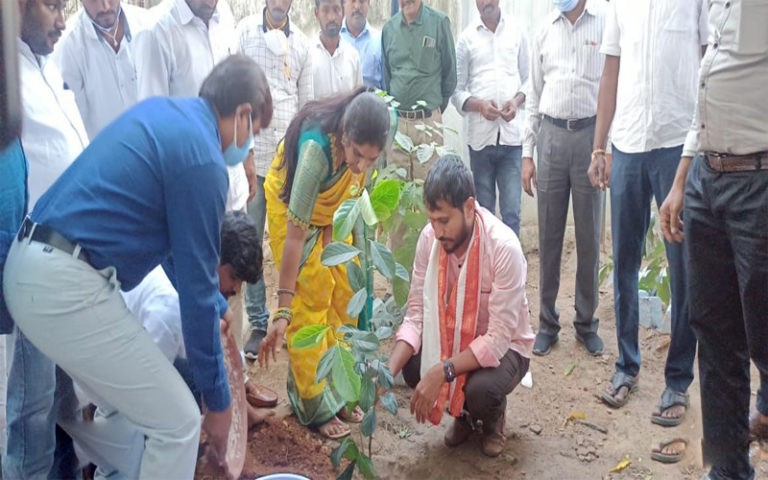 మొక్కలు నాటిన దుదిమెట్ల బాలరాజ్ యాదవ్..