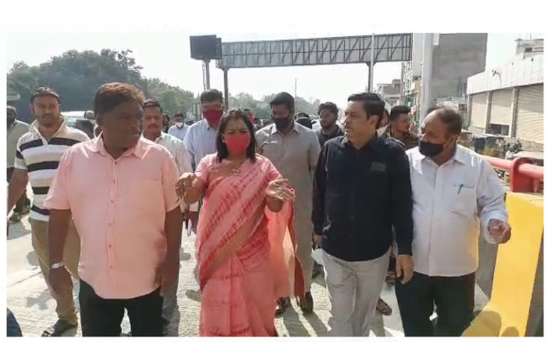 ఓవైసీ జంక్షన్ ఫ్లై ఓవర్‌ను పరిశీలించిన మేయర్..