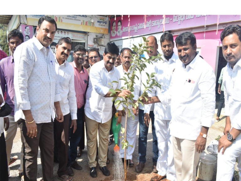 మొక్కలు నాటిన మేయర్ జక్క వెంకట్ రెడ్డి..