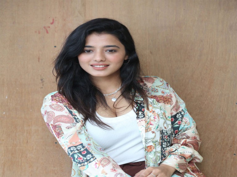 నన్ను భరించడం కష్టం అంటున్న రొమాంటిక్ బ్యూటీ..