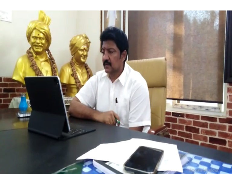 జూమ్‌లో క్లాసులు వింటున్న ఎమ్మెల్యే వంశీ..