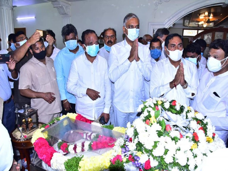 రోశయ్య పార్థీవ దేహానికి మంత్రి హరీష్‌ నివాళి..