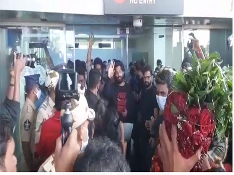 తిరుపతి విమానాశ్రయంలో అల్లు అర్జున్ అభిమానుల రచ్చ..!