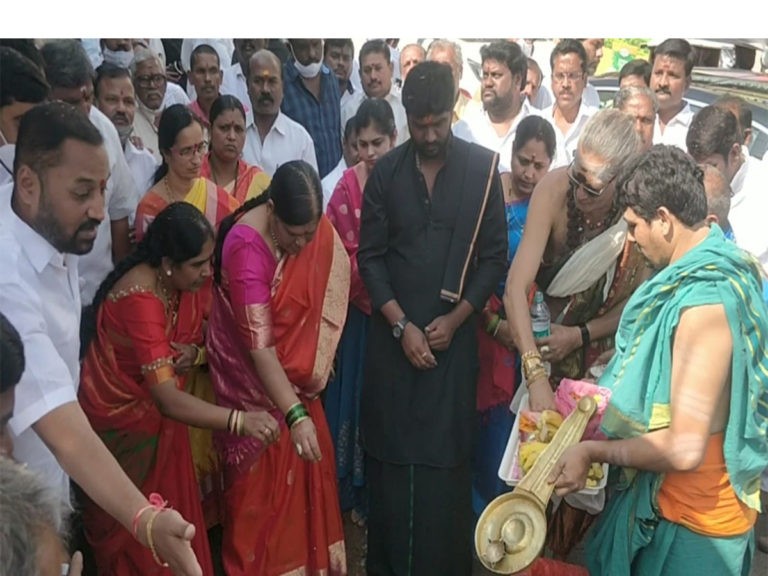 కమాన్‌ల ఏర్పాటుకు భూమి పూజ చేసిన తలసాని సాయి కిరణ్..