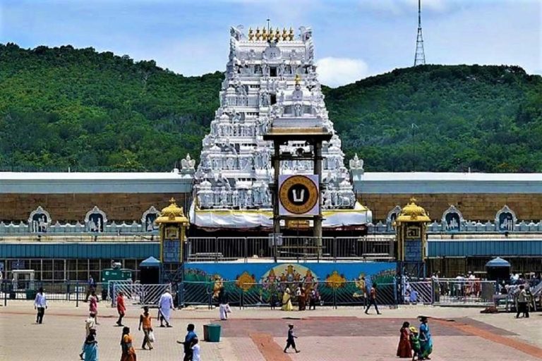 తిరుమల శ్రీవారిని దర్శించుకున్న రాజకీయ ప్రముఖులు..