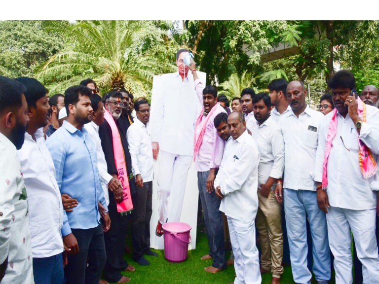 సీఎం కేసీఆర్ చిత్రపటానికి పాలాభిషేకం..