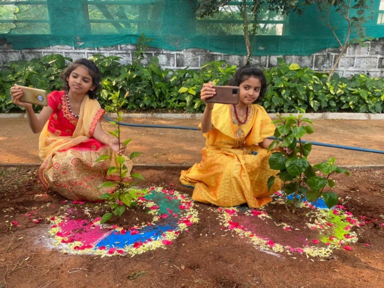 3 సంవత్సరాల నుండి మొక్కలు నాటుతున్న చిన్నారులు..
