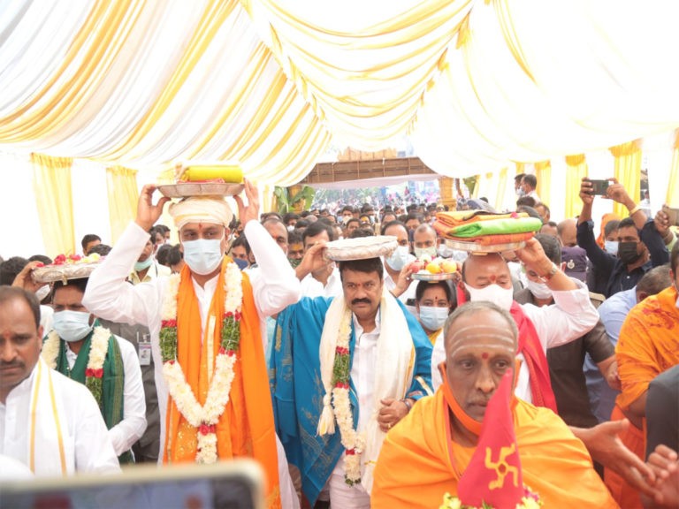 కొమురవెల్లి మల్లన్నకు పట్టు వస్త్రాలు సమర్పించిన మంత్రి హరీష్..