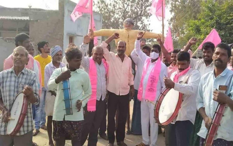 రాష్ట్రవ్యాప్తంగా టీఆర్ఎస్ ఆధ్వర్యంలో రైతుల నిరసనలు..