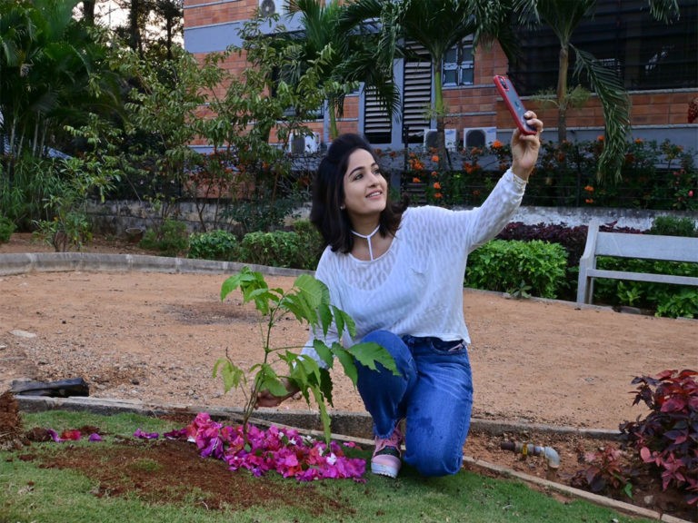 గ్రీన్ ఛాలెంజ్‌లో పాల్గొన్న నటి మాధవి లత..