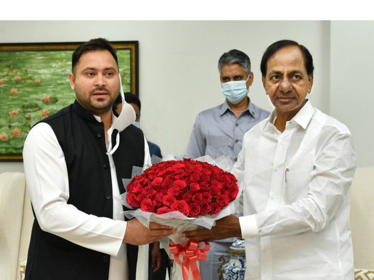 సీఎం కేసీఆర్‌తో ఆర్‌జేడీ నేత తేజ‌స్వీ యాద‌వ్ భేటీ..