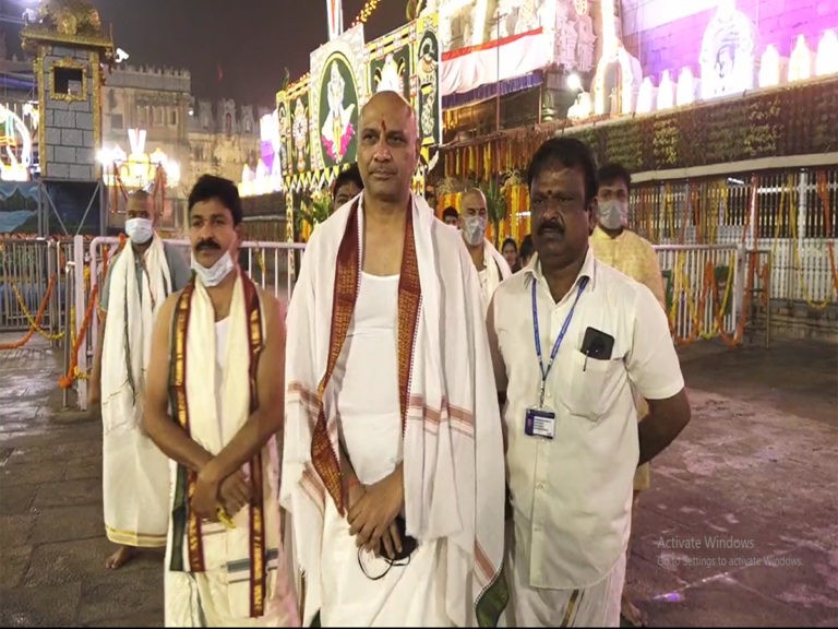 తిరుమల శ్రీవారిని దర్శించుకున్న మాజీ మంత్రి..