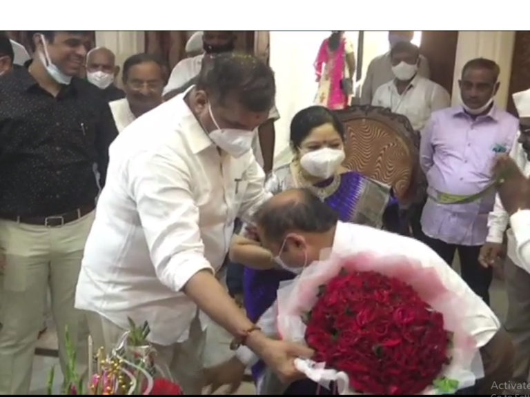 మంత్రి కాళ్లు మొక్కిన ఐఏఎస్ అధికారి.. వైరల్