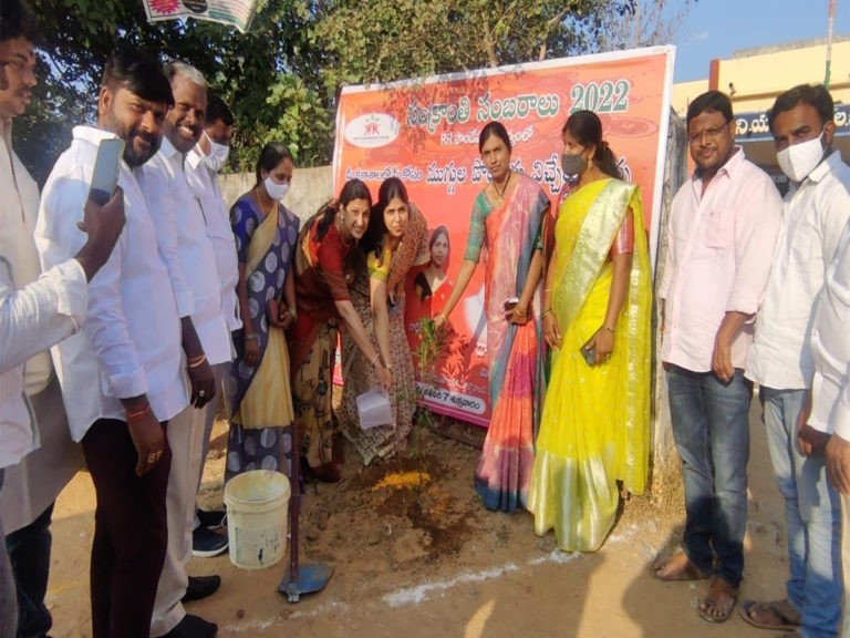 గ్రీన్ ఛాలెంజ్‌: మొక్కలు నాటిన ఎంపీ రంజిత్ రెడ్డి సతీమణి