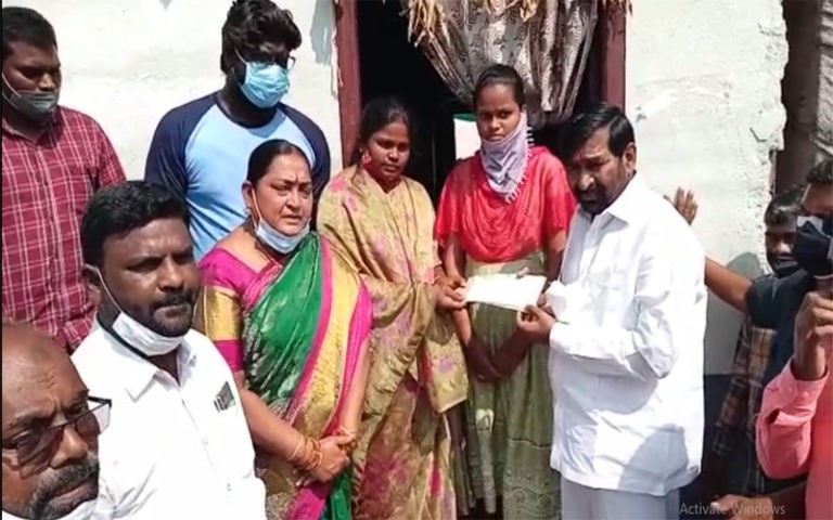 వినూత్నంగా కళ్యాణాలక్ష్మీ చెక్కులు పంపిణీ చేసిన మంత్రి..