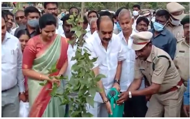 కొండవీడు కొండపై మొక్కలు నాటిన మంత్రి..