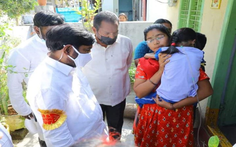 మంత్రి ఔదార్యానికి ఫిదా అవుతున్న ప్రజలు..