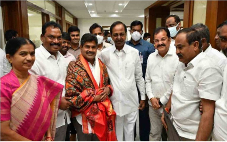 సీఎం కేసీఆర్‌ను కలిసిన తోట ఆగయ్య..