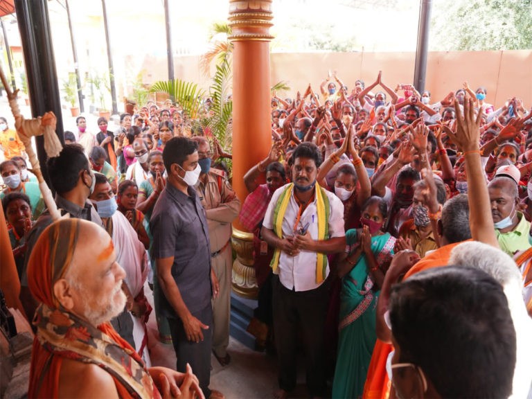 విశాఖ శారదాపీఠాన్ని సందర్శించిన గిరిజనులు..