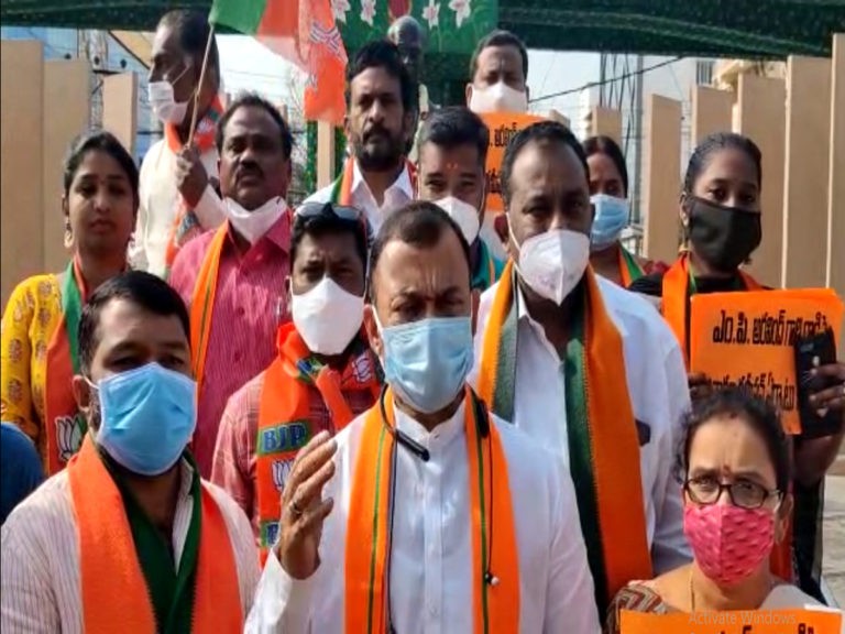 ఎంపీ అరవింద్‌పై దాడి.. కేంద్రం దృషికి తీసుకెళ్తాం..