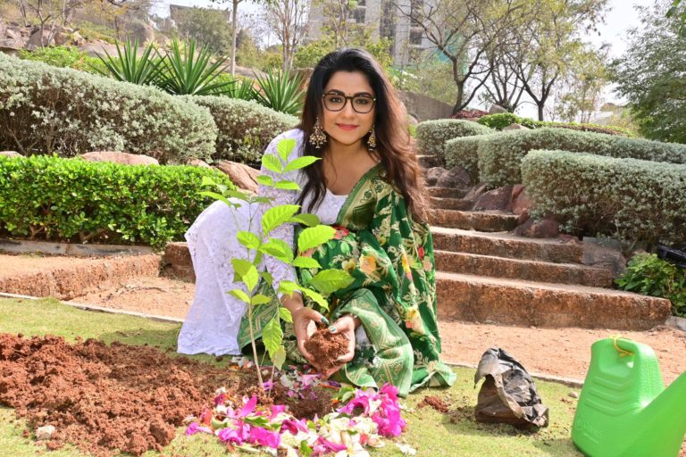 మొక్కలు నాటిన సినీనటి జ్యోతి..